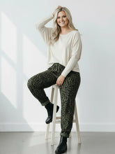 Stylische Leo - Jogpant – in großen Größen von CurvyRausch. Stylische Plus Size Fashion für kurvige Frauen.