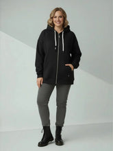 Sweatjacke „Friends“ mit Print & Kapuze – in großen Größen von CurvyRausch. Stylische Plus Size Fashion für kurvige Frauen.