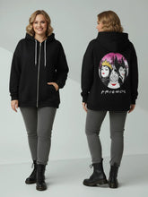Sweatjacke „Friends“ mit Print & Kapuze – in großen Größen von CurvyRausch. Stylische Plus Size Fashion für kurvige Frauen.