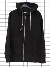 Sweatjacke „Friends“ mit Print & Kapuze – in großen Größen von CurvyRausch. Stylische Plus Size Fashion für kurvige Frauen.