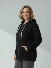 Sweatjacke „Friends“ mit Print & Kapuze – in großen Größen von CurvyRausch. Stylische Plus Size Fashion für kurvige Frauen.