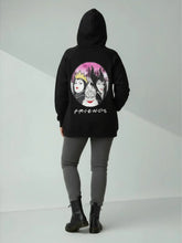 Sweatjacke „Friends“ mit Print & Kapuze – in großen Größen von CurvyRausch. Stylische Plus Size Fashion für kurvige Frauen.