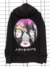 Sweatjacke „Friends“ mit Print & Kapuze – in großen Größen von CurvyRausch. Stylische Plus Size Fashion für kurvige Frauen.
