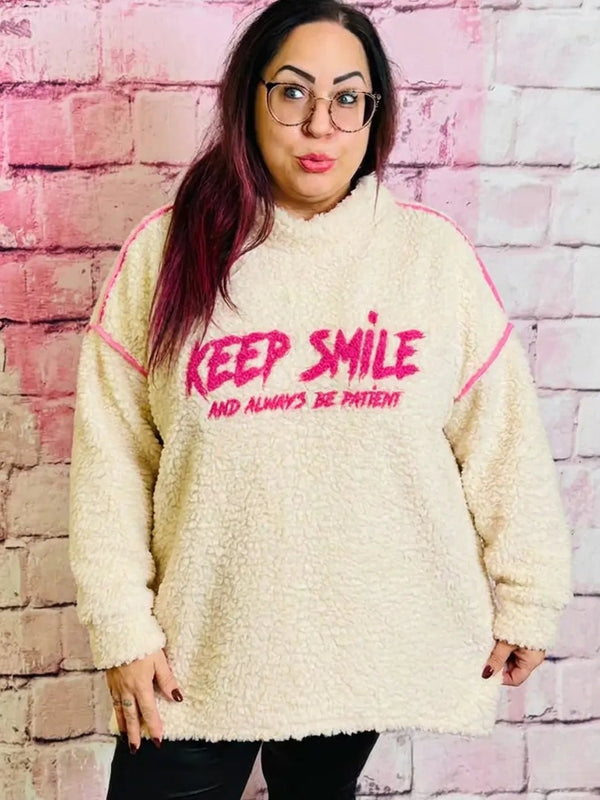 Teddy Pullover – Kuscheliger Pulli "Keep Smile" – in großen Größen von CurvyRausch. Stylische Plus Size Fashion für kurvige Frauen.