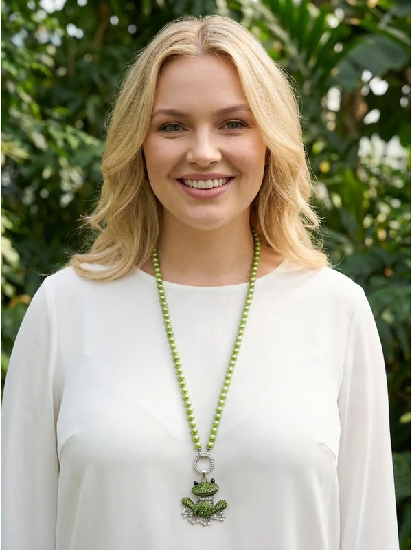 Varioset Frosch mit Strass - Anhänger in Grün – in großen Größen von CurvyRausch. Stylische Plus Size Fashion für kurvige Frauen.