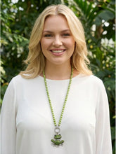 Varioset Frosch mit Strass - Anhänger in Grün – in großen Größen von CurvyRausch. Stylische Plus Size Fashion für kurvige Frauen.