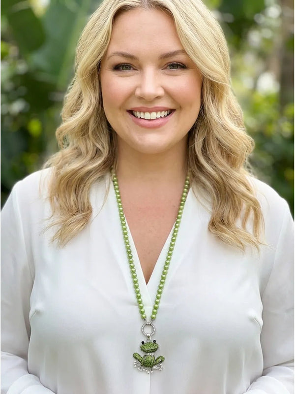 Varioset Frosch mit Strass - Anhänger in Grün – in großen Größen von CurvyRausch. Stylische Plus Size Fashion für kurvige Frauen.