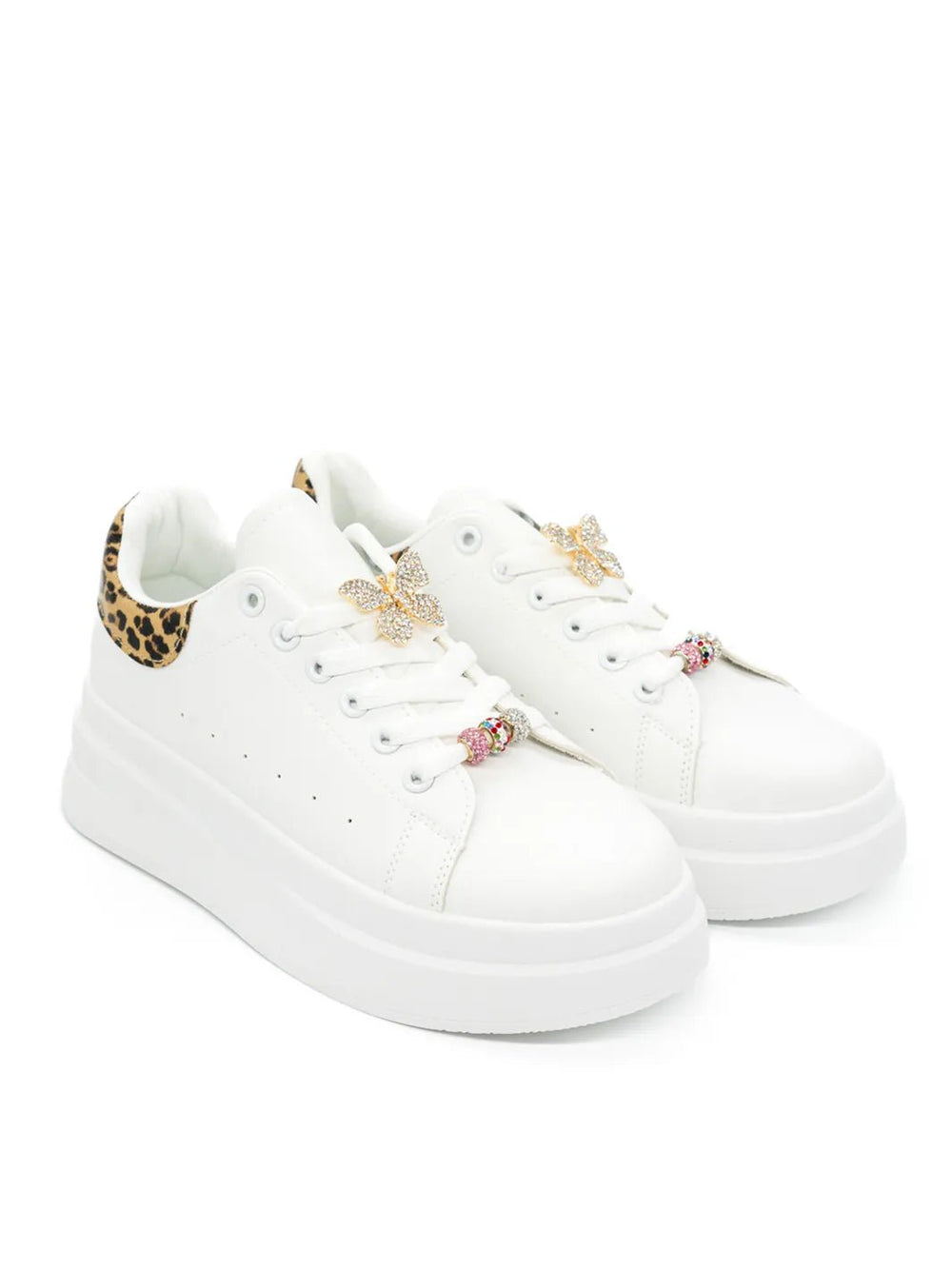 Weiße Sneaker mit Schmetterling, Strassperlen und Leodeko – in großen Größen von CurvyRausch. Stylische Plus Size Fashion für kurvige Frauen.