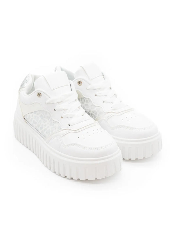 Weißer Sneaker mit Silberprint – in großen Größen von CurvyRausch. Stylische Plus Size Fashion für kurvige Frauen.