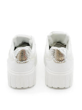 Weißer Sneaker mit Silberprint – in großen Größen von CurvyRausch. Stylische Plus Size Fashion für kurvige Frauen.