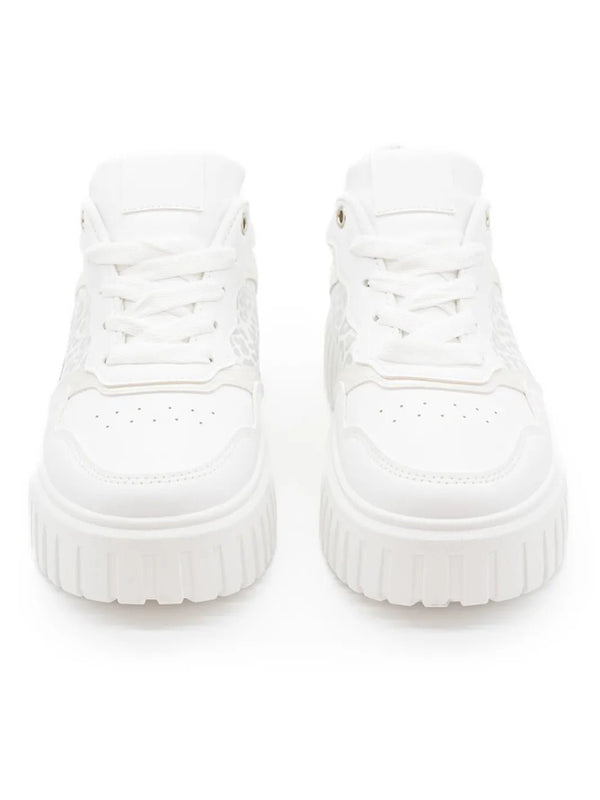 Weißer Sneaker mit Silberprint – in großen Größen von CurvyRausch. Stylische Plus Size Fashion für kurvige Frauen.