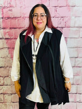 Weste mit Ösen & Kapuze – in großen Größen von CurvyRausch. Stylische Plus Size Fashion für kurvige Frauen.