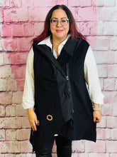 Weste mit Ösen & Kapuze – in großen Größen von CurvyRausch. Stylische Plus Size Fashion für kurvige Frauen.