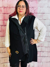 Weste mit Ösen & Kapuze – in großen Größen von CurvyRausch. Stylische Plus Size Fashion für kurvige Frauen.