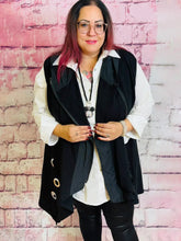 Weste mit Ösen & Kapuze – in großen Größen von CurvyRausch. Stylische Plus Size Fashion für kurvige Frauen.