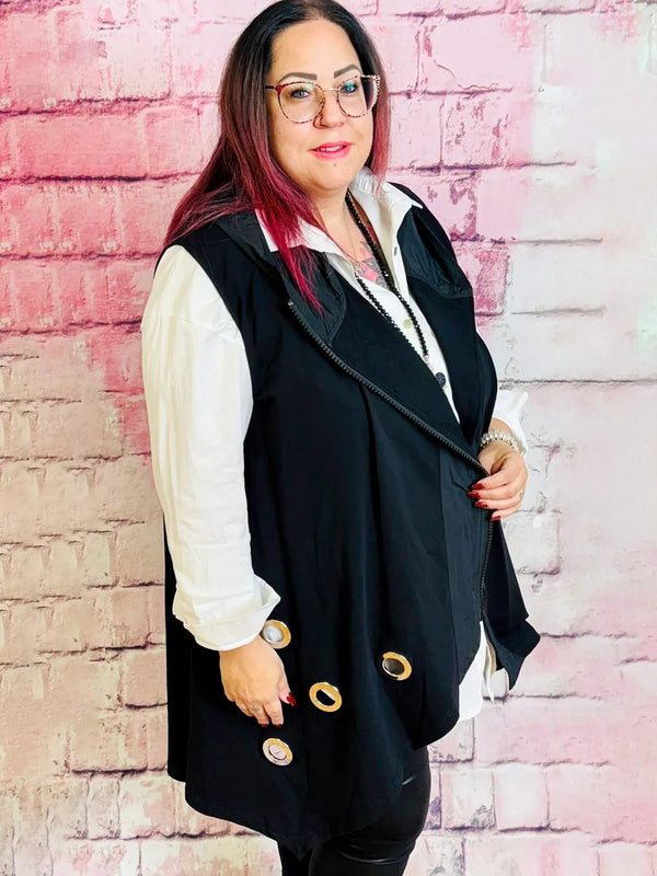 Weste mit Ösen & Kapuze – in großen Größen von CurvyRausch. Stylische Plus Size Fashion für kurvige Frauen.