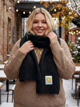XL - Strickschal mit Smiley - Patch – Warmer Winterschal – in großen Größen von CurvyRausch. Stylische Plus Size Fashion für kurvige Frauen.