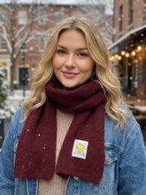 XL - Strickschal mit Smiley - Patch – Warmer Winterschal – in großen Größen von CurvyRausch. Stylische Plus Size Fashion für kurvige Frauen.