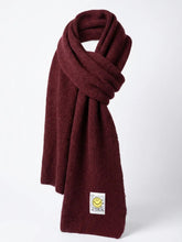 XL - Strickschal mit Smiley - Patch – Warmer Winterschal – in großen Größen von CurvyRausch. Stylische Plus Size Fashion für kurvige Frauen.