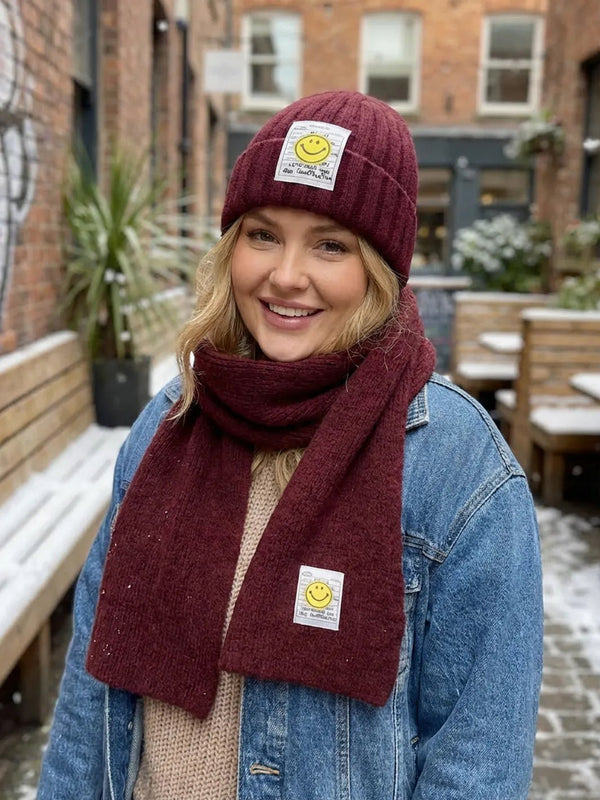 XL-Strickschal mit Smiley-Patch – Warmer Winterschal – zweite Ansicht