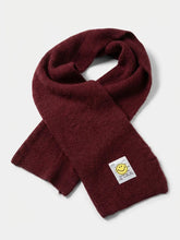 XL - Strickschal mit Smiley - Patch – Warmer Winterschal – in großen Größen von CurvyRausch. Stylische Plus Size Fashion für kurvige Frauen.