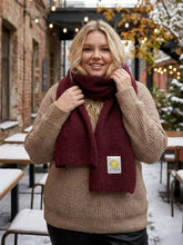XL - Strickschal mit Smiley - Patch – Warmer Winterschal – in großen Größen von CurvyRausch. Stylische Plus Size Fashion für kurvige Frauen.