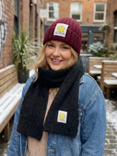 XL - Strickschal mit Smiley - Patch – Warmer Winterschal – in großen Größen von CurvyRausch. Stylische Plus Size Fashion für kurvige Frauen.
