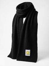 XL - Strickschal mit Smiley - Patch – Warmer Winterschal – in großen Größen von CurvyRausch. Stylische Plus Size Fashion für kurvige Frauen.