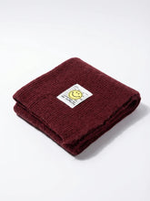 XL - Strickschal mit Smiley - Patch – Warmer Winterschal – in großen Größen von CurvyRausch. Stylische Plus Size Fashion für kurvige Frauen.