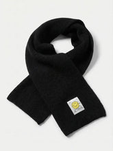 XL - Strickschal mit Smiley - Patch – Warmer Winterschal – in großen Größen von CurvyRausch. Stylische Plus Size Fashion für kurvige Frauen.