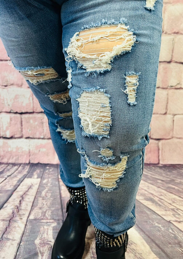Jeans mit Cuts – in großen Größen von CurvyRausch. Stylische Plus Size Fashion für kurvige Frauen.