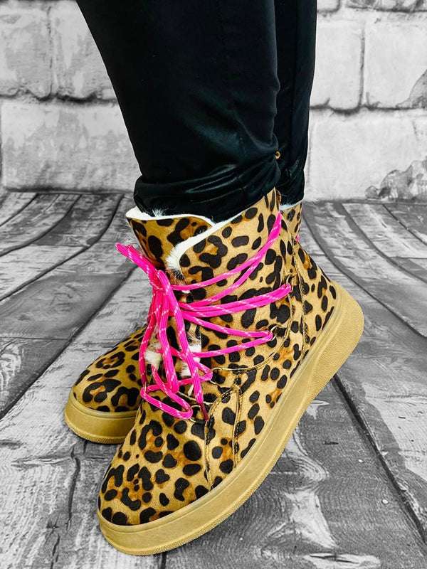 Leo Boots mit pinken Schnürsenkeln – Kuschlig & Cool | 36 - 41 - CurvyRausch - Plus Size Damenmode
