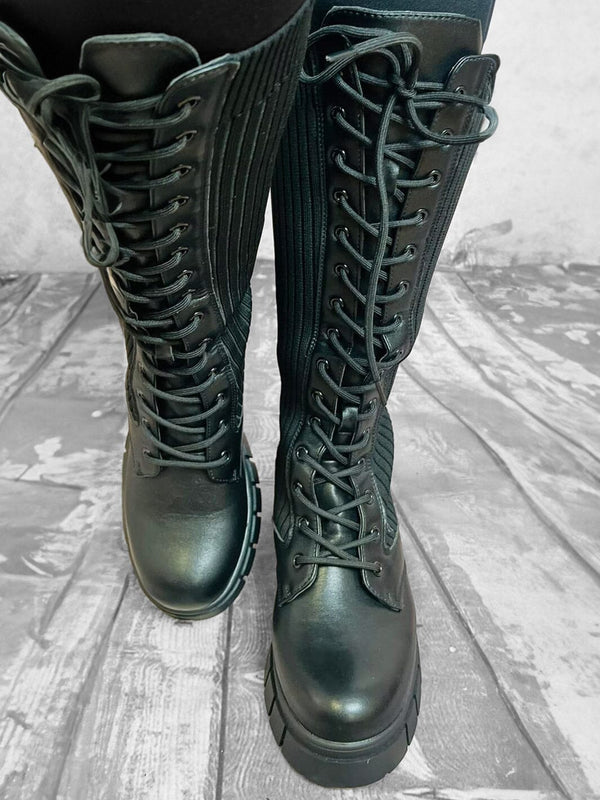 Magicstiefel mit Schnürung – in großen Größen von CurvyRausch. Stylische Plus Size Fashion für kurvige Frauen.