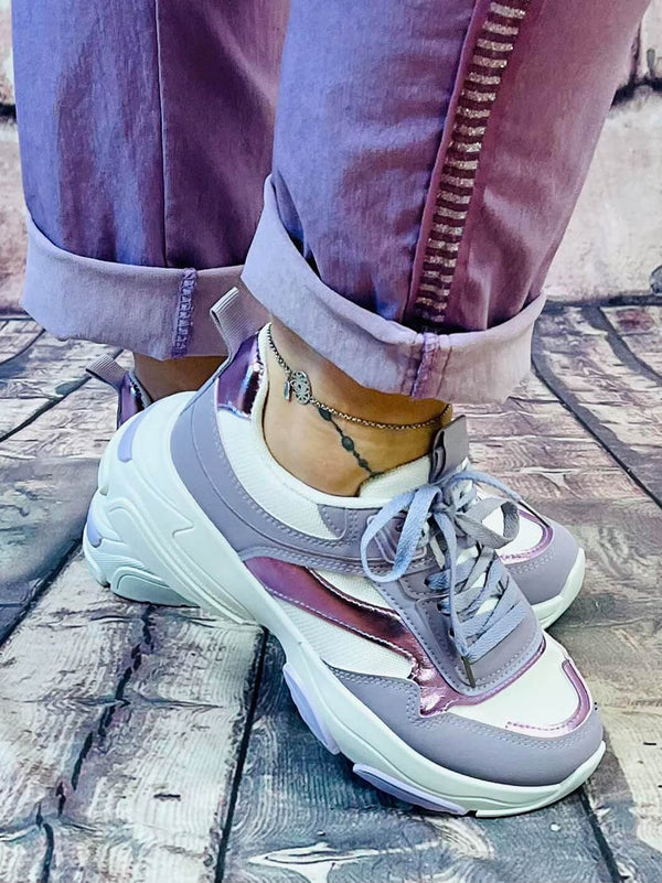 Sneaker im Fliedermix | 36 - 41 – in großen Größen von CurvyRausch. Stylische Plus Size Fashion für kurvige Frauen.