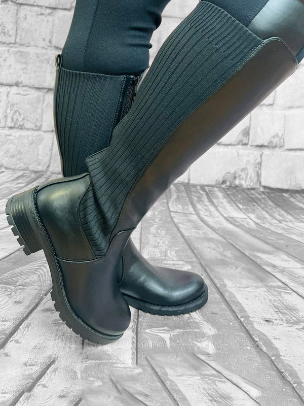 Stiefel mit Sockenstoffeinsatz – in großen Größen von CurvyRausch. Stylische Plus Size Fashion für kurvige Frauen.