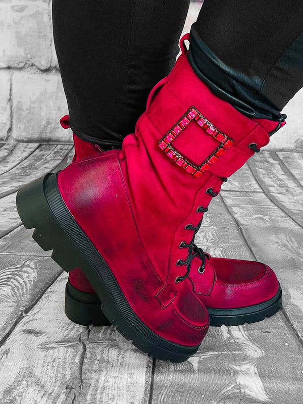 Stiefeletten mit Glitzer - Brosche in pink - beere | 36 - 38 – in großen Größen von CurvyRausch. Stylische Plus Size Fashion für kurvige Frauen.