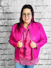 Stilvolle Lederimitatjacken in Beere und Schwarz - CurvyRausch - Plus Size Damenmode