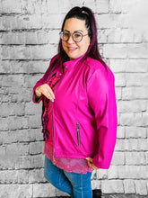 Stilvolle Lederimitatjacken in Beere und Schwarz - CurvyRausch - Plus Size Damenmode